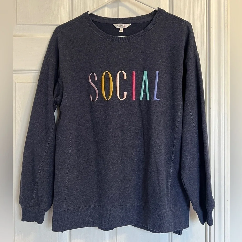 2 for $10 | WILDFOX “SOCIAL” Statement Crewneck Sweatshirt Heathered Size Medium - Picture 2 of 12